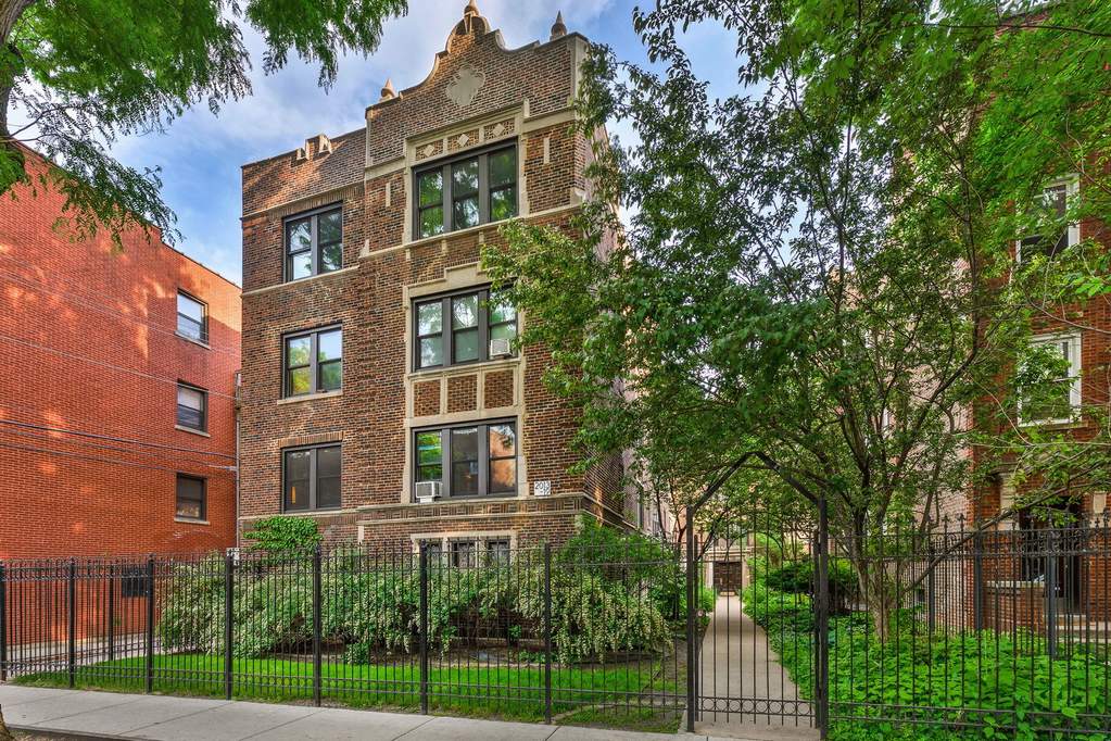 Chicago multifamily brick apartment building